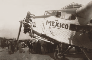 Momento de salida... del trimotor Ford..., en su viaje de regreso, al mando de Charles A. Lindbergh.